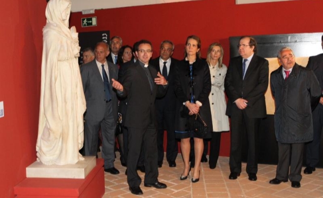 Doña Elena observa una de las obras del Primer Capítulo de la exposición "Creo"